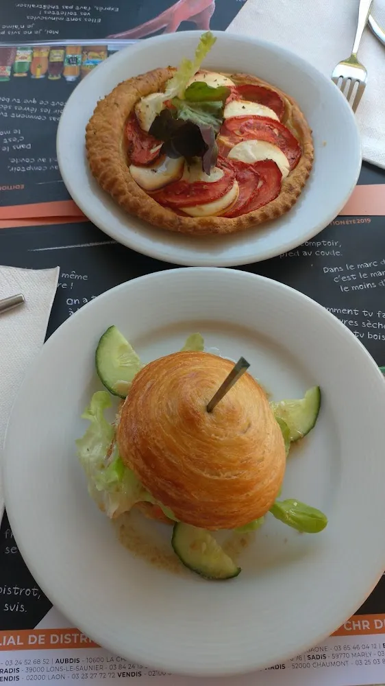 Bun N'roll Au Thon Et Feuillantine Tomates Chèvres